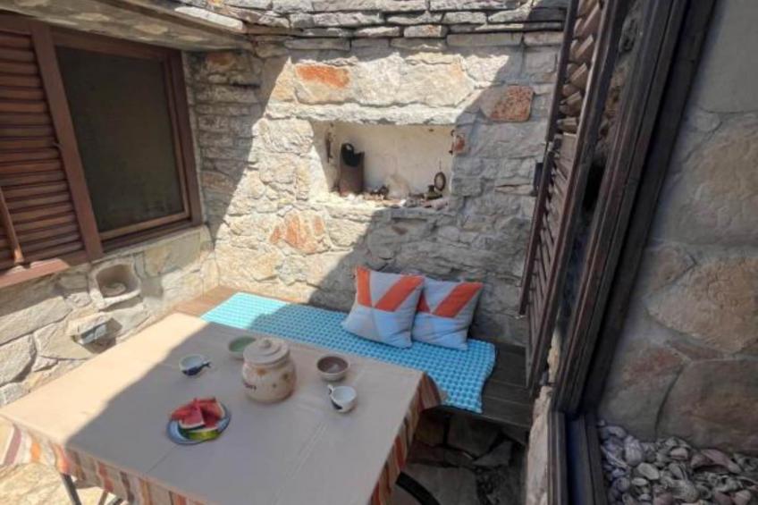 Romantic Stone House and Yard Near Stunning Beach - Two Bedroom Holiday Holiday Home  with  Patio and Terrace - foto 2
