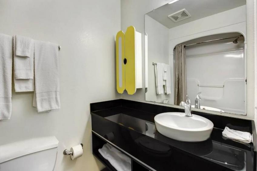 1 QUEEN BED  MOBILITY ACCESSIBLE TUB NON-SMOKING - foto 22