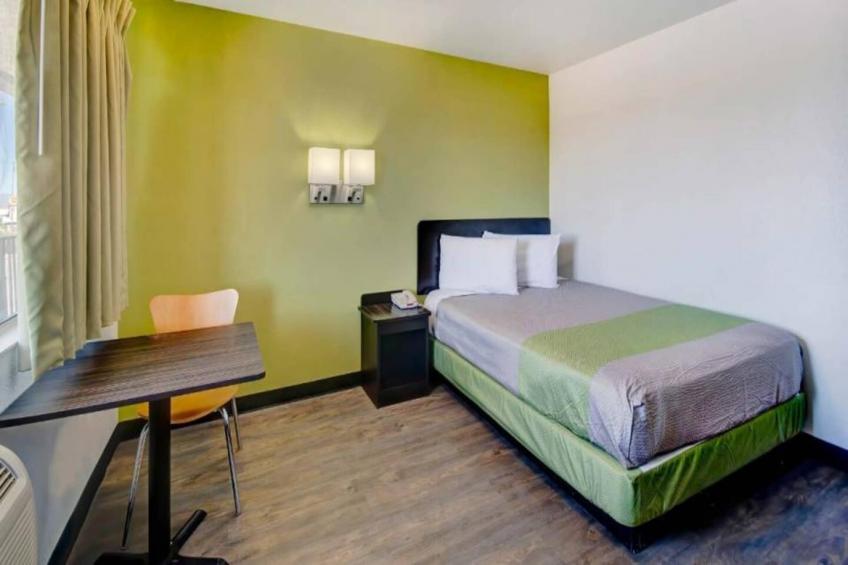 1 QUEEN BED  MICFRIDGE - foto 7