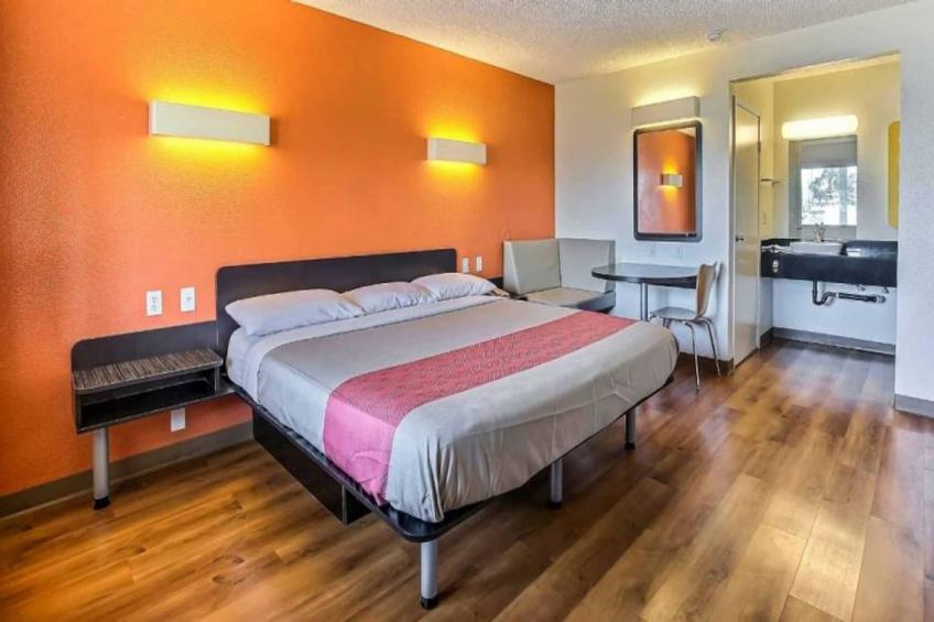 1 Queen Bed  ADA/RI Shower - foto 13
