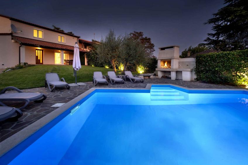 Holiday home with outdoor swimming pool - BF-3RX6Y