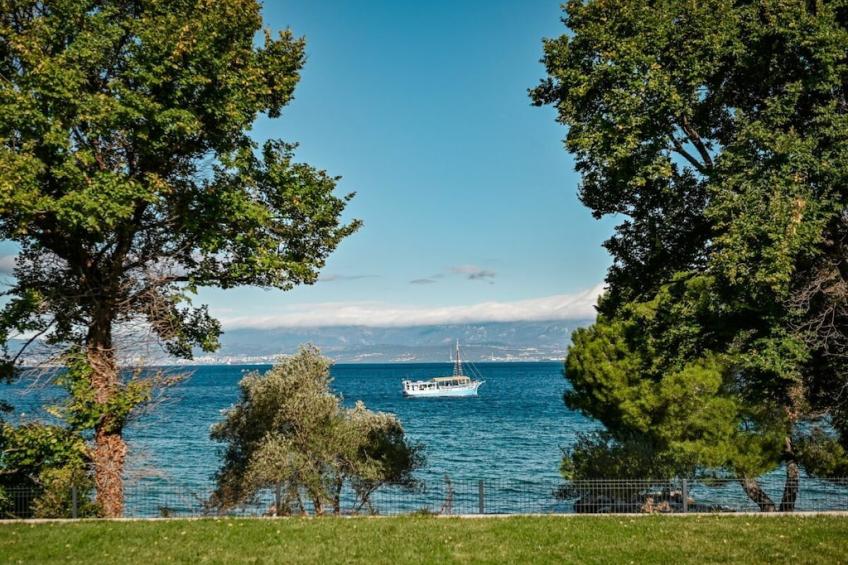 377553