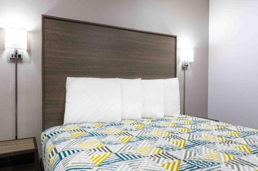 1 Queen Bed  Non-Smoking Kitchen - foto 5