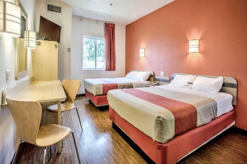 2 Queen Beds  Non-Smoking Mini Fridge - foto 9