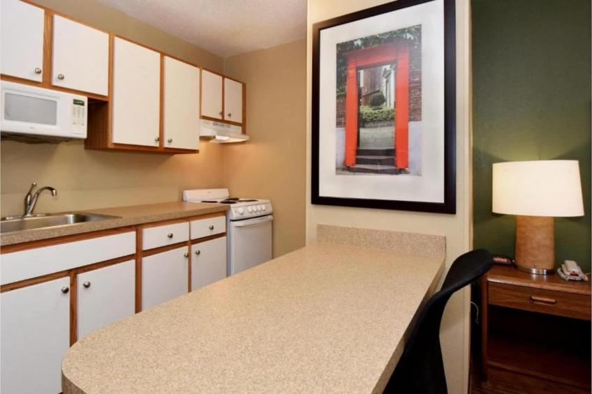 1 King Bed | Non-Smoking, Kitchen, Shower - foto 13