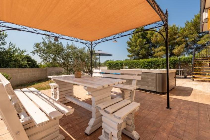 Holiday house Tina with jacuzzi and pool - foto 10