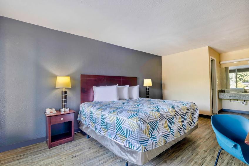 1 Queen Bed | Smoking, Micfridge - foto 15