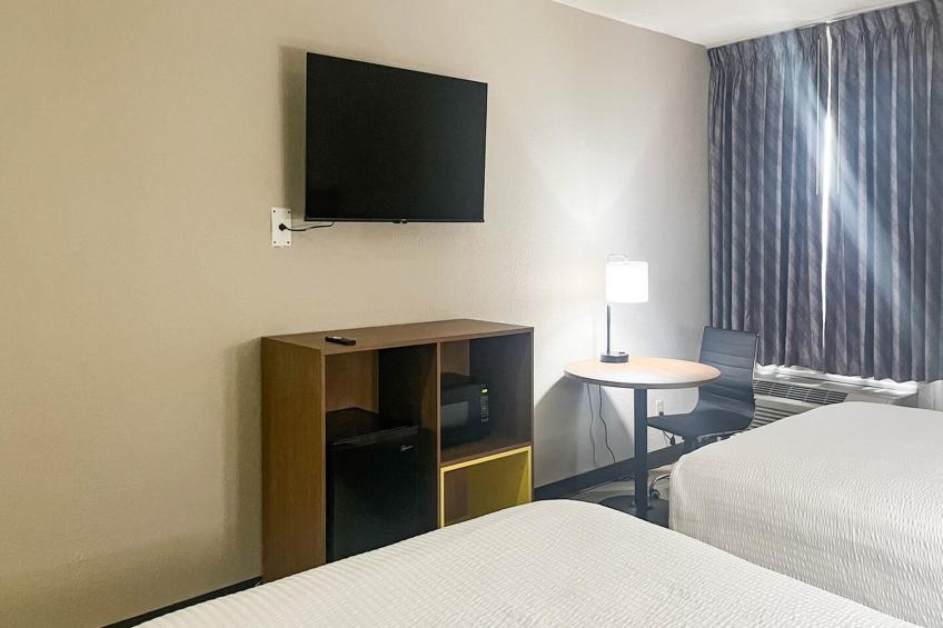 2 Queen Beds | Non-Smoking, Micfridge - foto 10