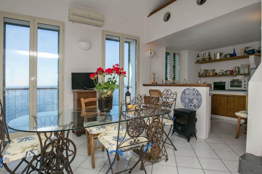 Villa auf einer natürlichen Klippe mit Blick auf das Meer, nur wenige Schritte