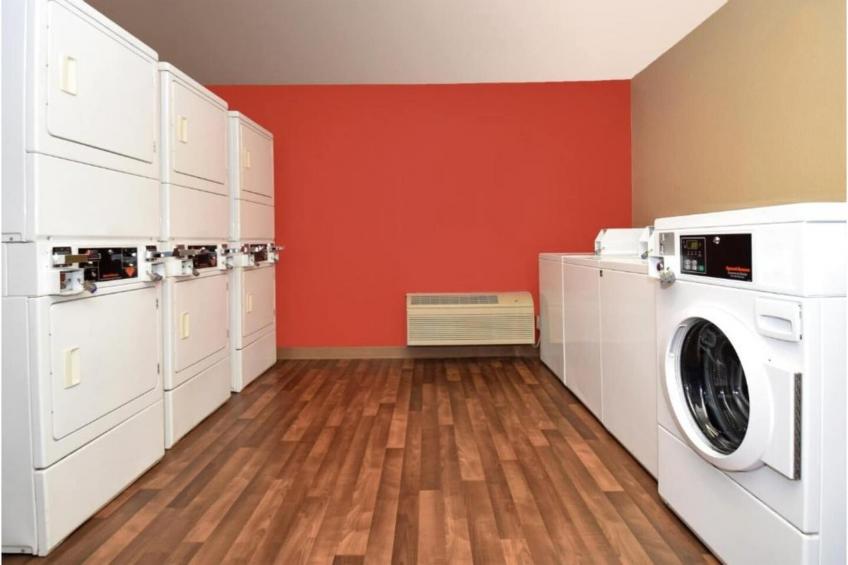 1 Queen Bed  ADA\/RI Shower\/Non-Smoking\/Kitchen - foto 36