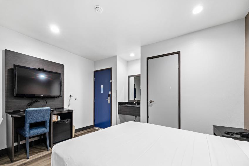 1 Queen Bed  Non-Smoking Mini Fridge - foto 2