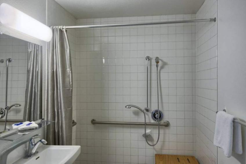 1 Queen Bed  Micfridge - foto 15