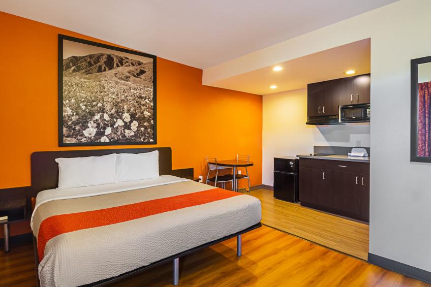 1 Queen Bed  Non-Smoking Micfridge - foto 9
