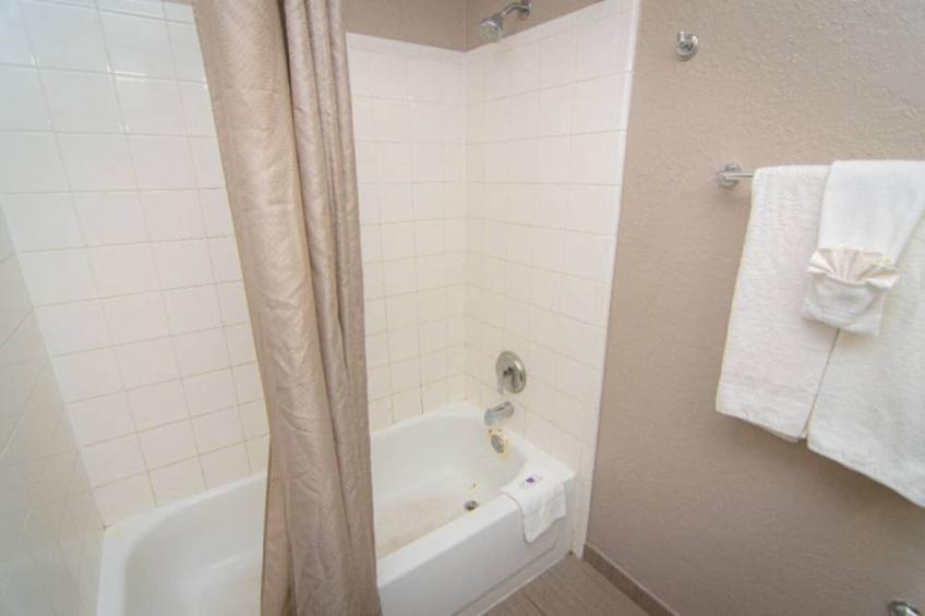 2 Queen Beds  ADA/Roll-In Shower Nsmk - foto 21