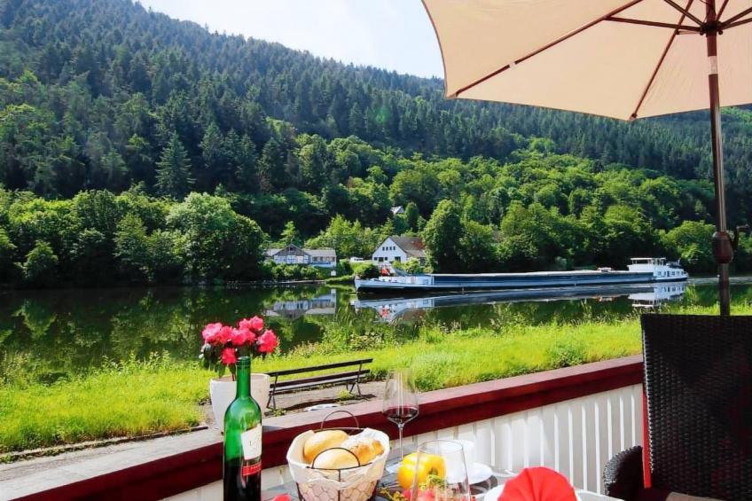 Altes Fährhaus anno 1 6 3 3 - Traumferienwohnung in exponierter Moselufer-Lage