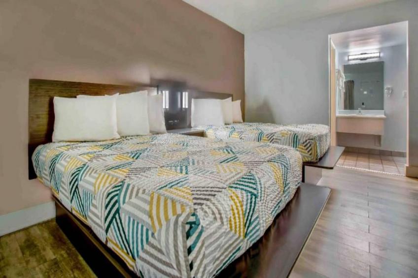 1 Queen Bed  Non-Smoking Micfridge - foto 31