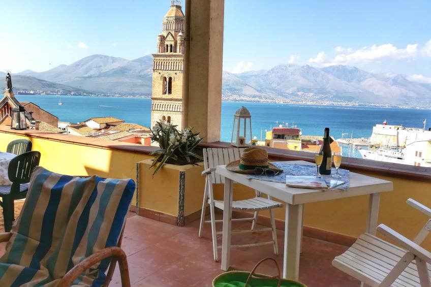 Domhaus mit Blick auf den Golf von Gaeta