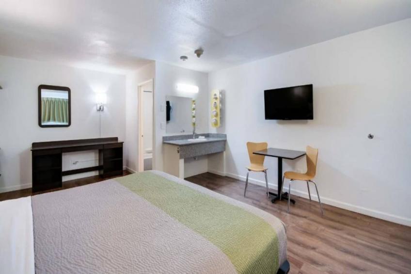 1 King Bed  Non-Smoking Micfridge - foto 10