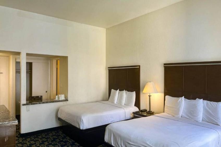 2 Queen Beds  Non-Smoking Mini Fridge - foto 2