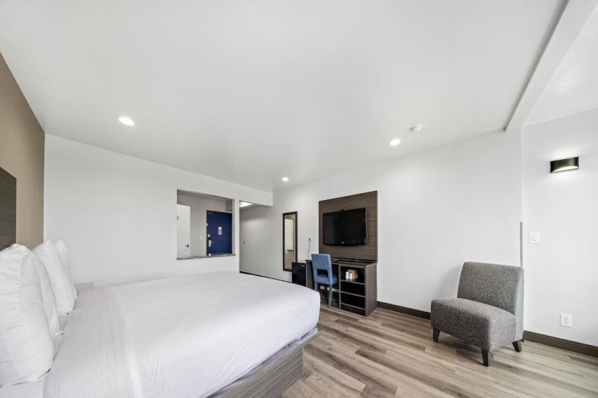 1 King Bed  Non-Smoking Mini Fridge - foto 9
