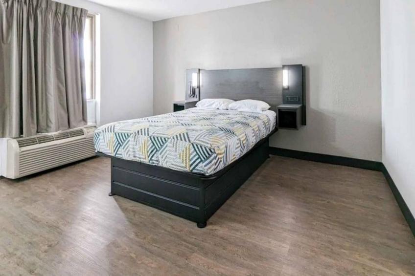 1 Queen Bed  Micfridge