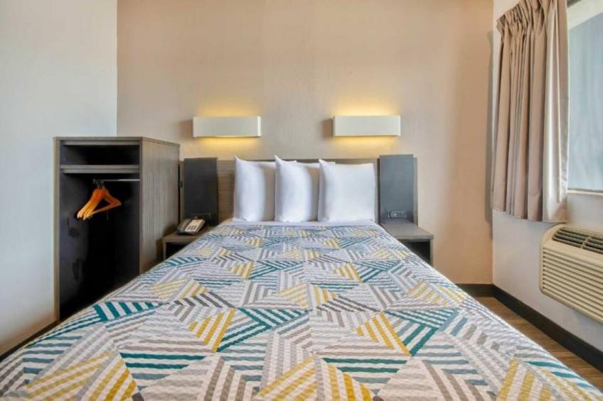 1 Queen Bed  Smoking Micfridge - foto 7