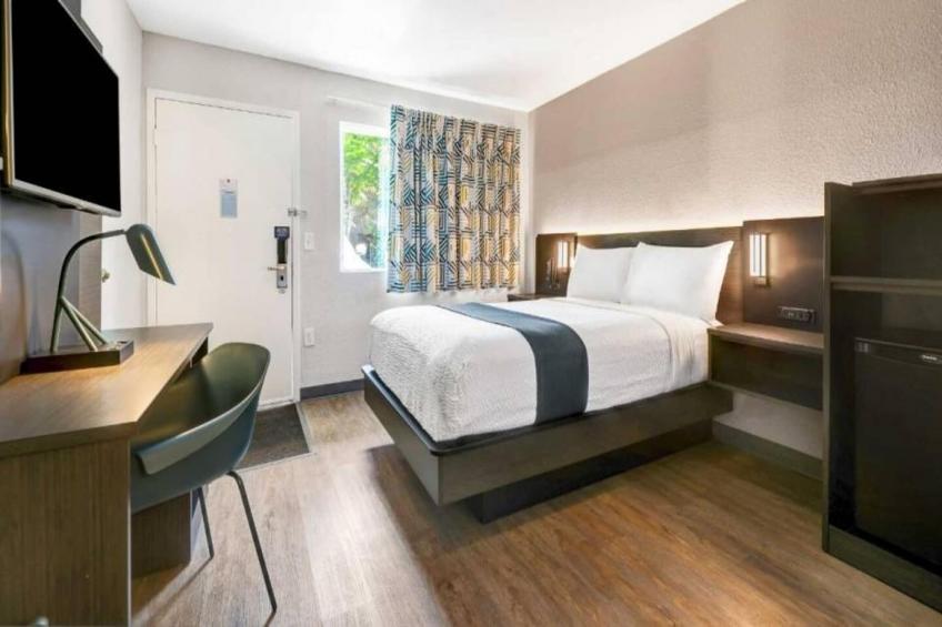 1 Queen Bed  Premium Micfridge - foto 6