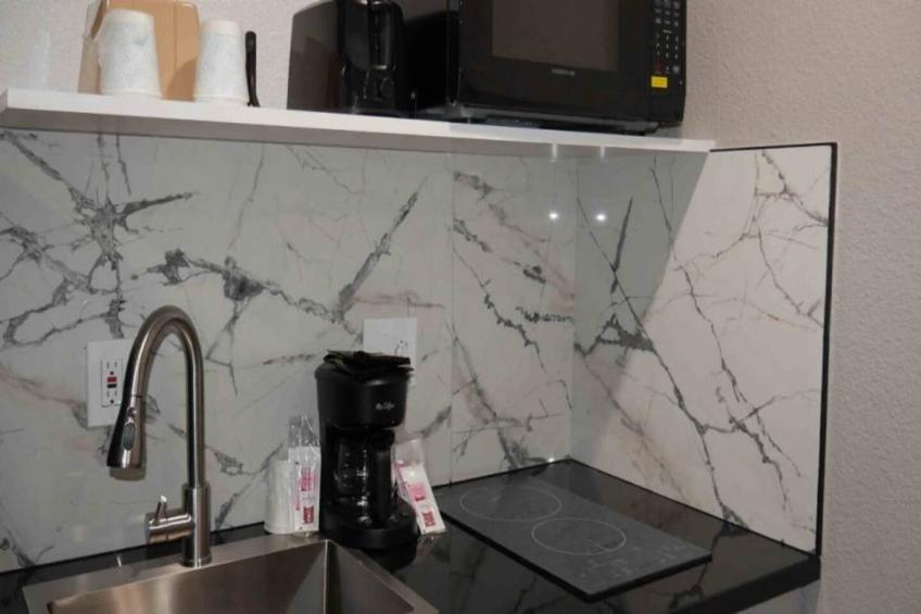 1 Queen Bed  ADA/RI Shower/Nsmk/Kitchen - foto 2