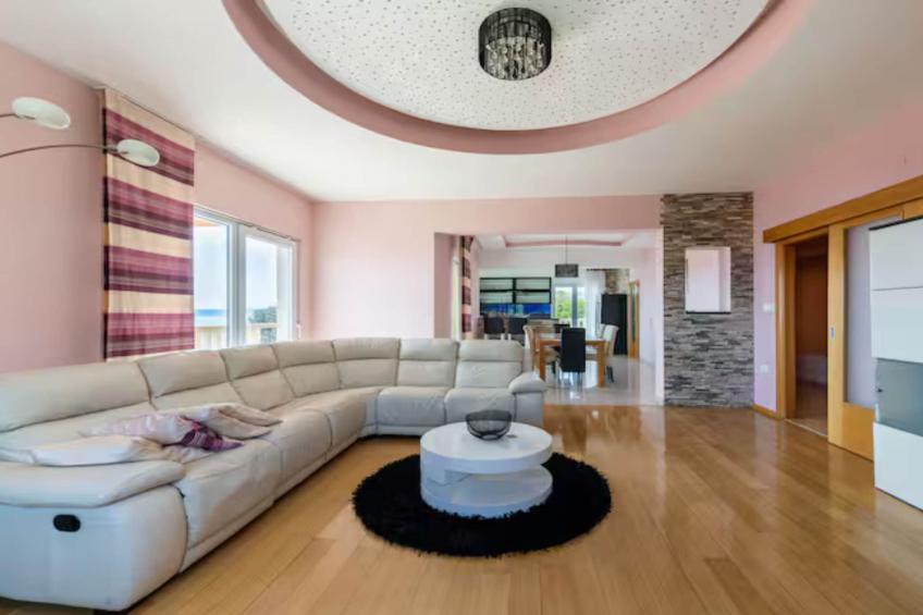 Villa Ana with Outdoor Pool, Sauna and Hot-Tub - Six Bedroom Villa with Outdoor Pool, Sauna and Hot-Tub