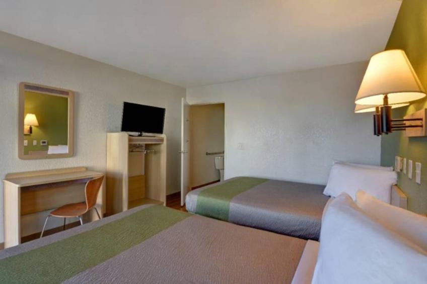 2 Queen Beds  ADA/RI Shower/Kitchen - foto 32