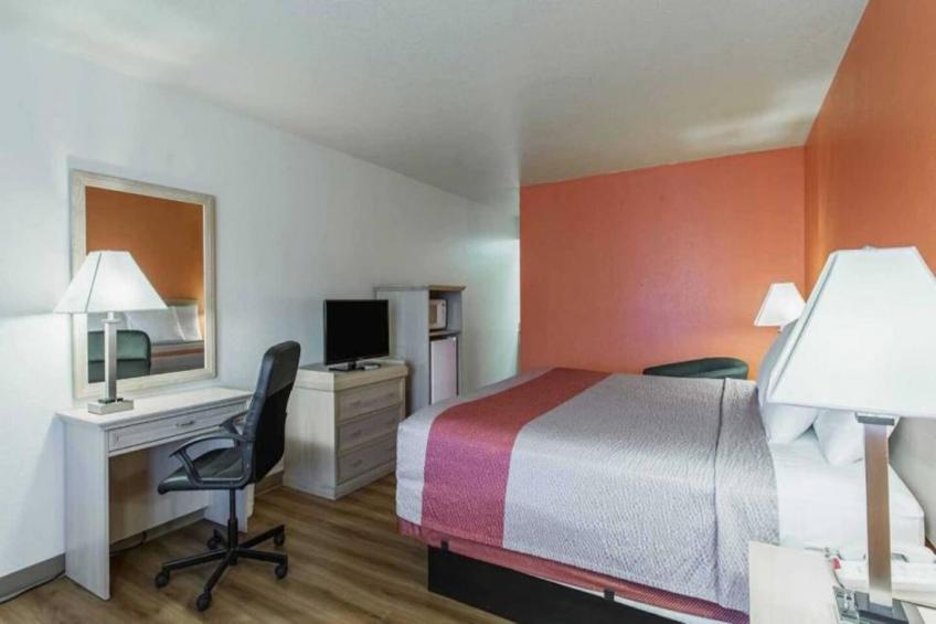 1 King Bed  Non-Smoking Micfridge - foto 4