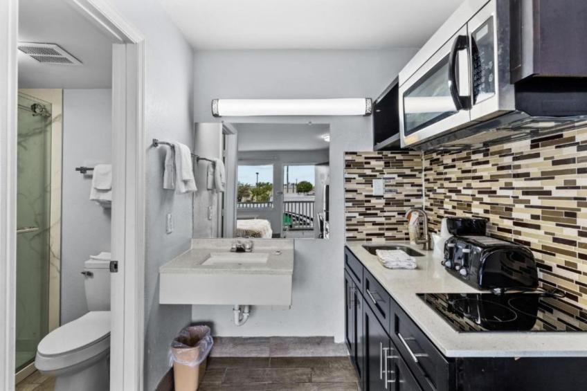 1 Queen Bed  Non-Smoking Kitchen - foto 2