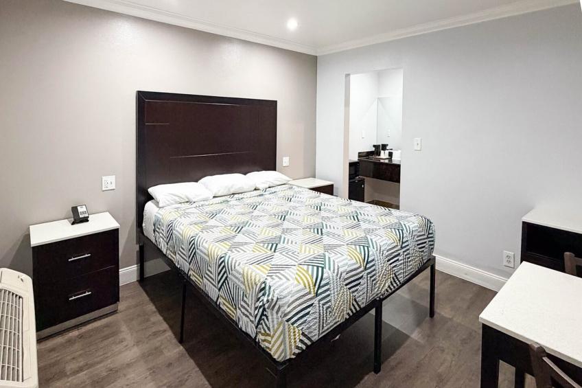 1 King Bed | Non-Smoking, Micfridge - foto 11