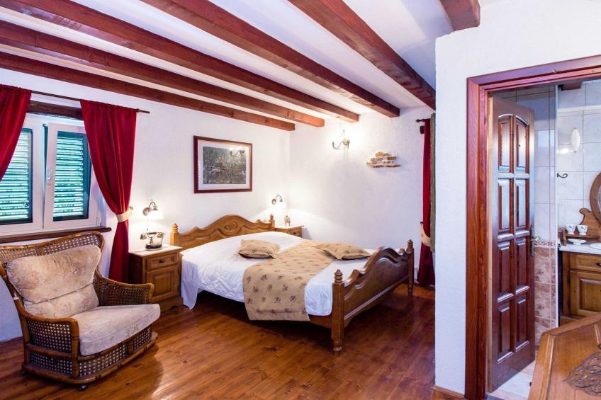 Authentic Dalmatian Hillside Escape with Pool, Sauna & BBQ - Seven Bedroom Holiday Home - foto 15