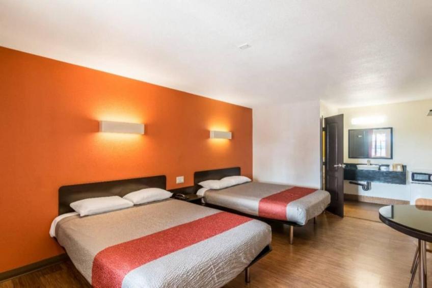 2 Queen Beds  Micfridge - foto 10