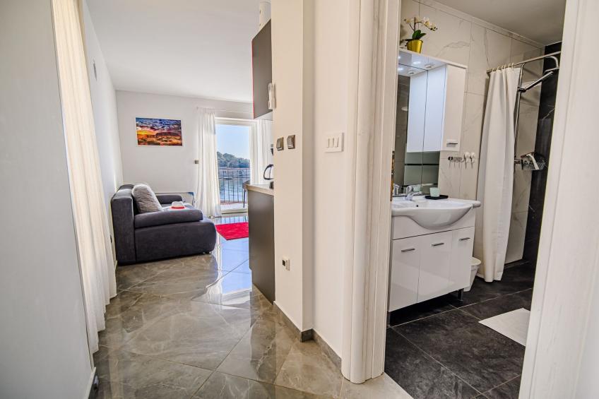 Sleek and Stylish Umag Apartments with Sea View - Two Bedroom Apartment with Balcony - foto 21