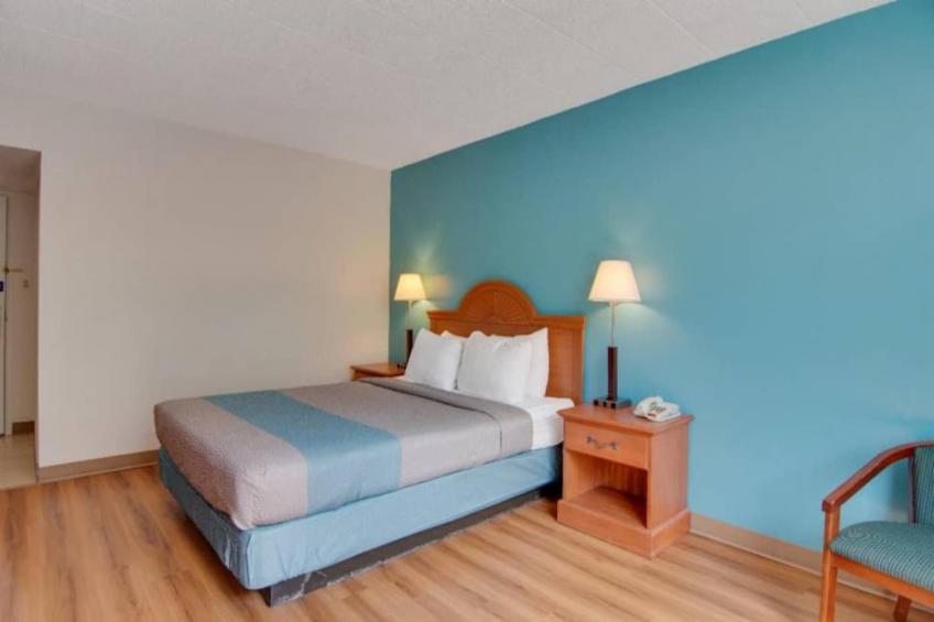 1 Queen Bed  Smoking Micfridge - foto 10
