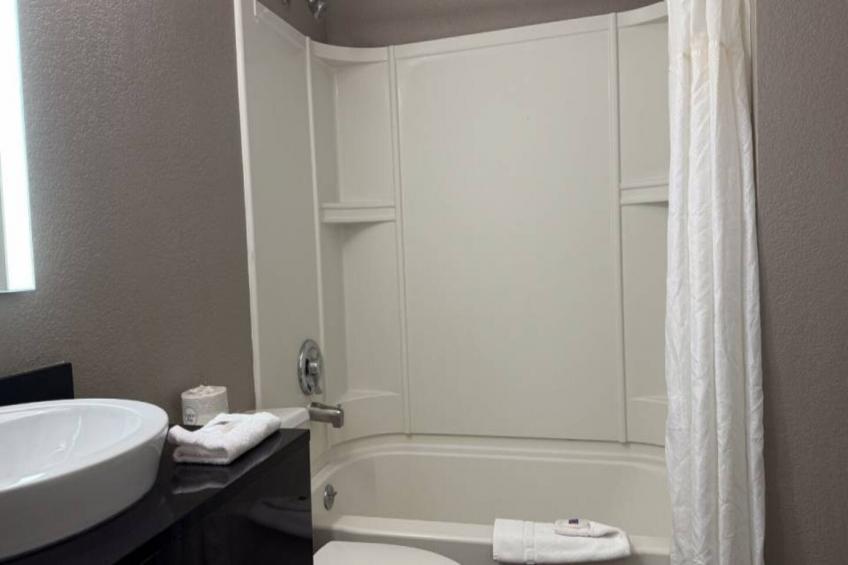 1 King Bed  Mobility Accessible RI Shower Nsmk - foto 11