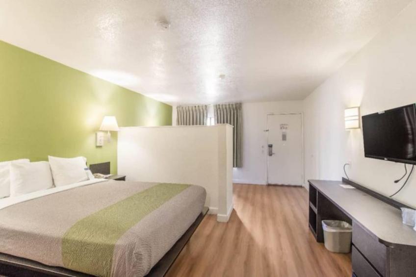 1 Queen Bed  Non-Smoking Kitchen - foto 6