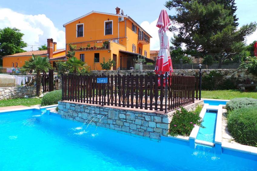 Holiday apartment with outdoor pool - BF-X9V4
