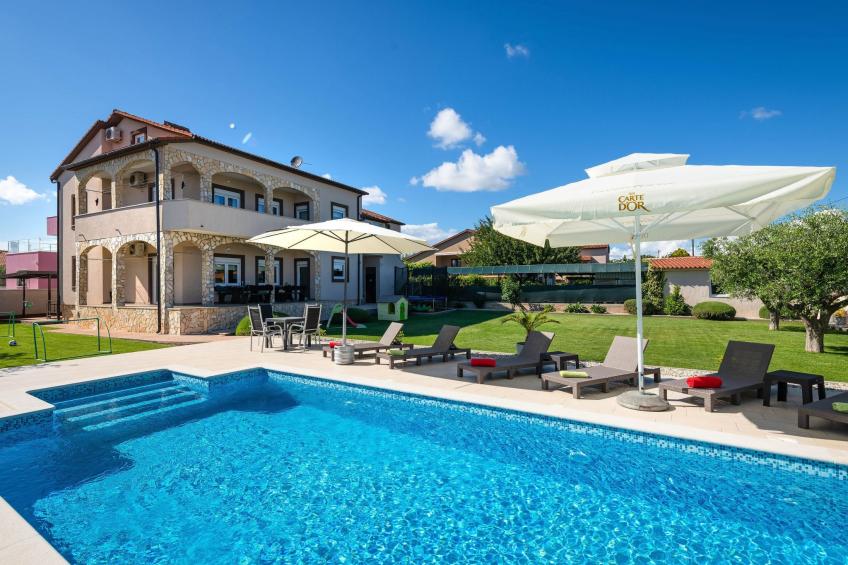 Schöne Villa in ruhiger Stadt mit Pool und BBQ - foto 30