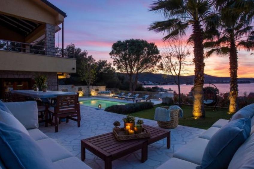 Villa Barotul with pool