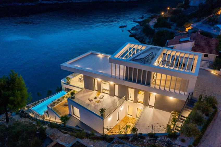 Haus in Vinišće mit Außenterrasse