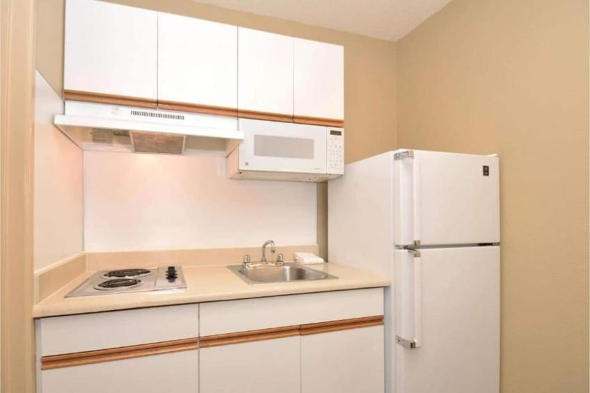 1 Queen Bed  ADA\/RI Shower\/Non-Smoking\/Kitchen - foto 21