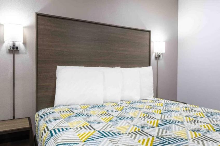 1 King Bed  Non-Smoking Kitchen - foto 3