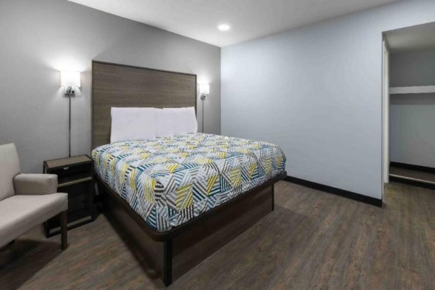 1 Queen Bed  Non-Smoking Kitchen - foto 15