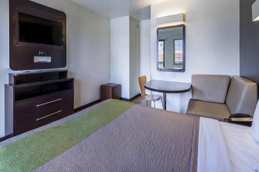 1 King Bed  Non-Smoking Kitchen - foto 5