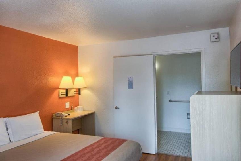 1 Full Bed  ADA/RI Shower - foto 11