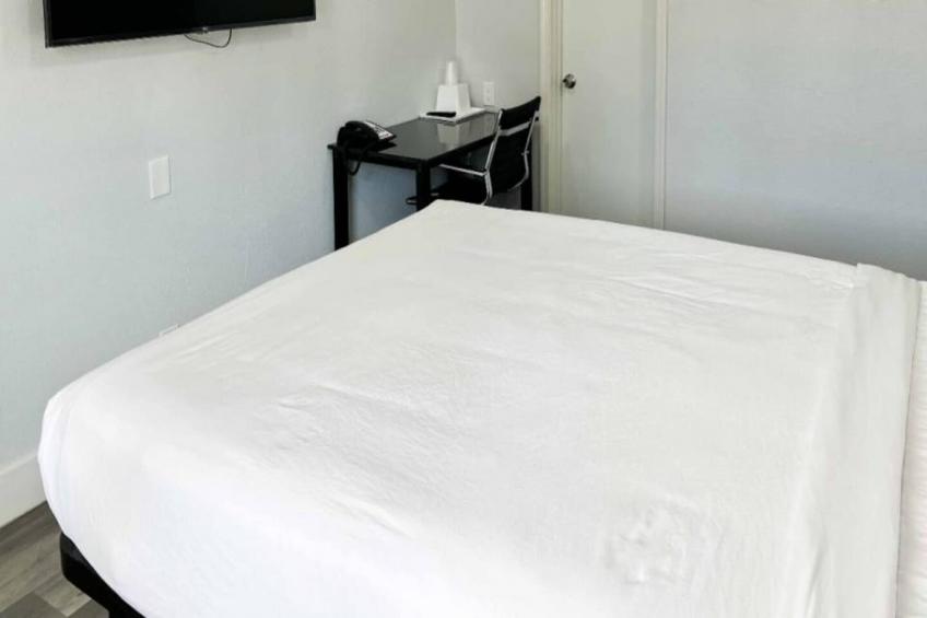 1 Queen Bed  Non-Smoking Micfridge - foto 3