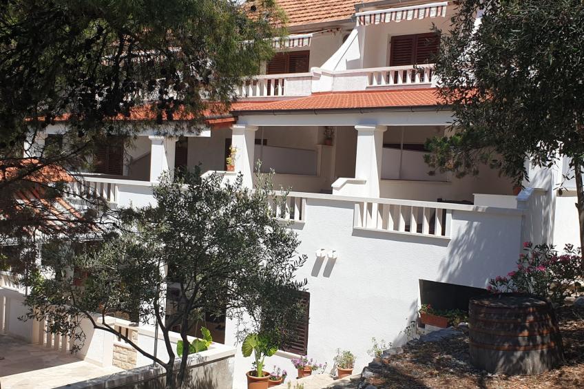 Wohnung in Sveta Nedilja mit privatem Parkplatz